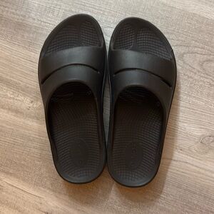 OOFOS Oohahh Recovery Slide Sandals Black, Womens 10 Mens 8